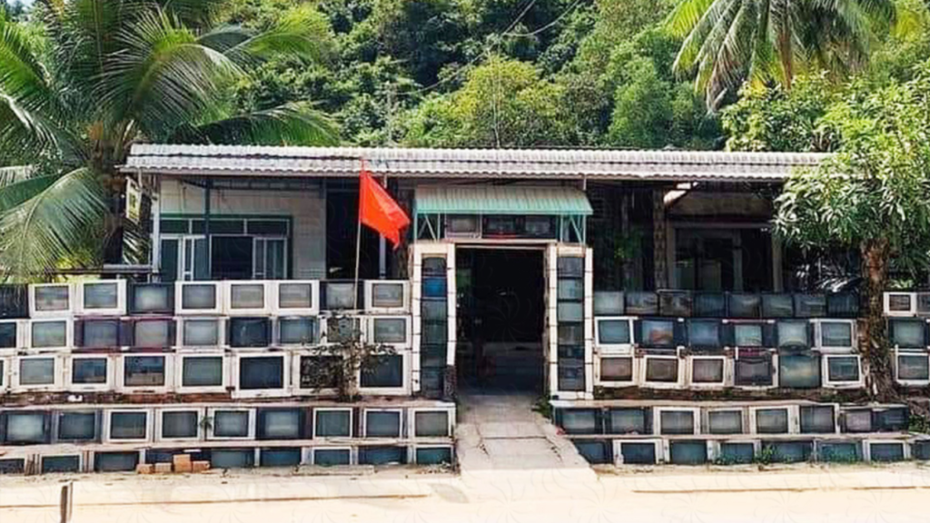 Ngôi nhà với hàng rào làm từ hàng trăm chiếc tivi cũ. (Nguồn ảnh:  kenhthoisu.net)